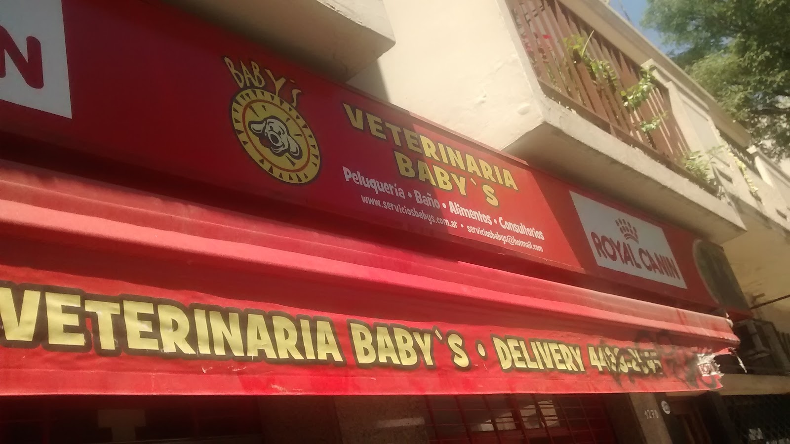 Frente de Veterinaria Baby's en Av. Directorio, con su toldo rojo: peluquería, baño, alimentos y consultorio