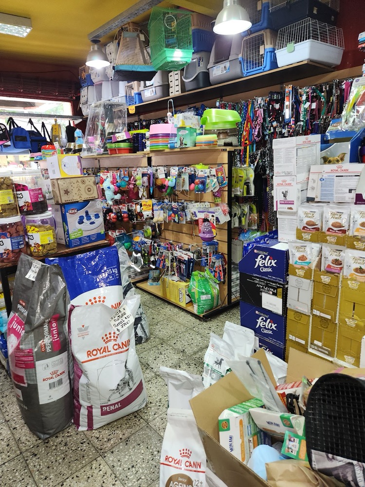 Interior del pet shop de Veterinaria Baby's, con estanterías llenas de alimentos y accesorios