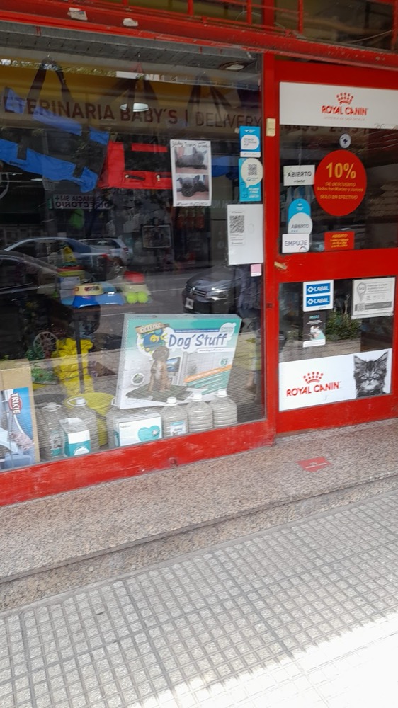 Vidriera de Veterinaria Baby's sobre Av. Directorio